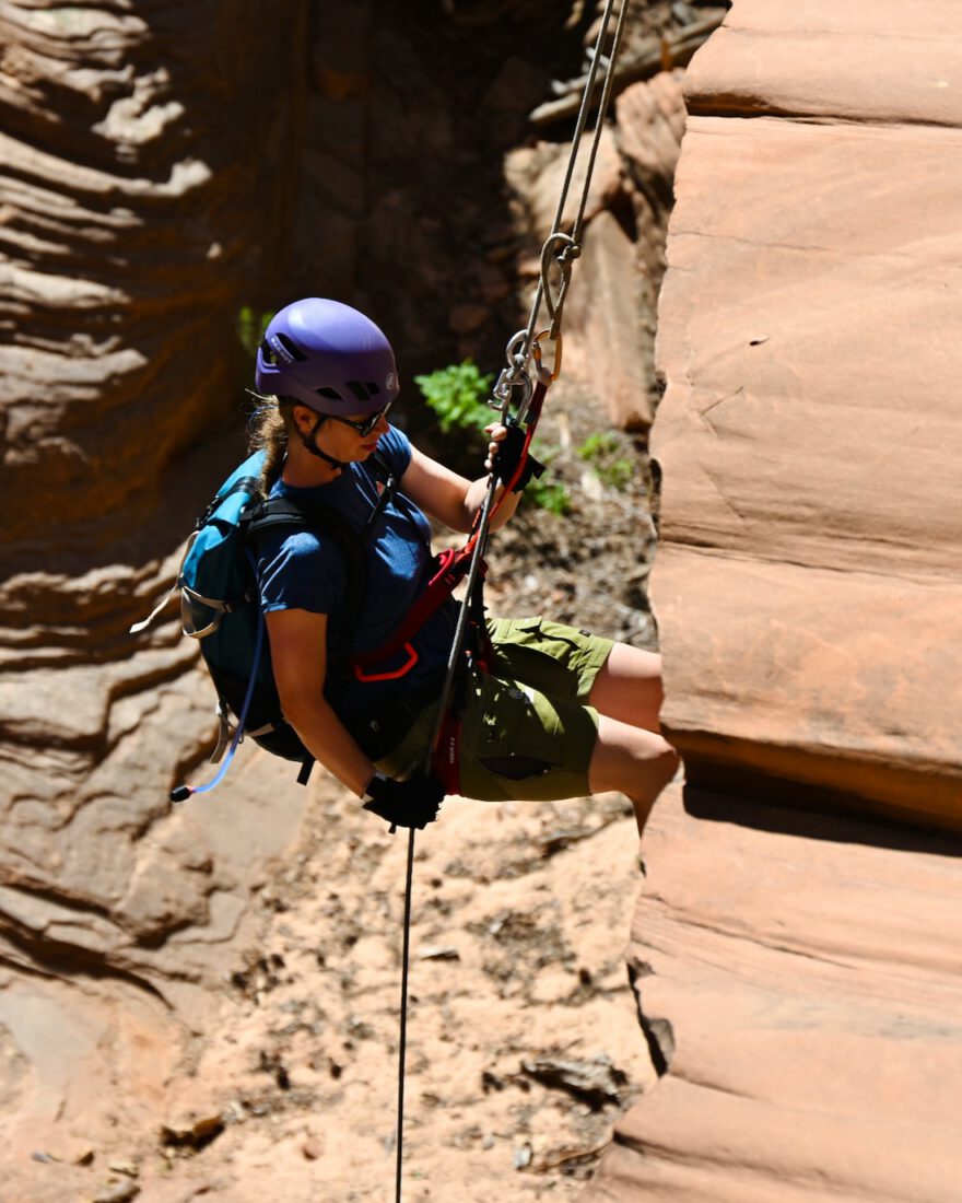 Melanie beim Canyoneering im Water Canyon in Utah in Arizona