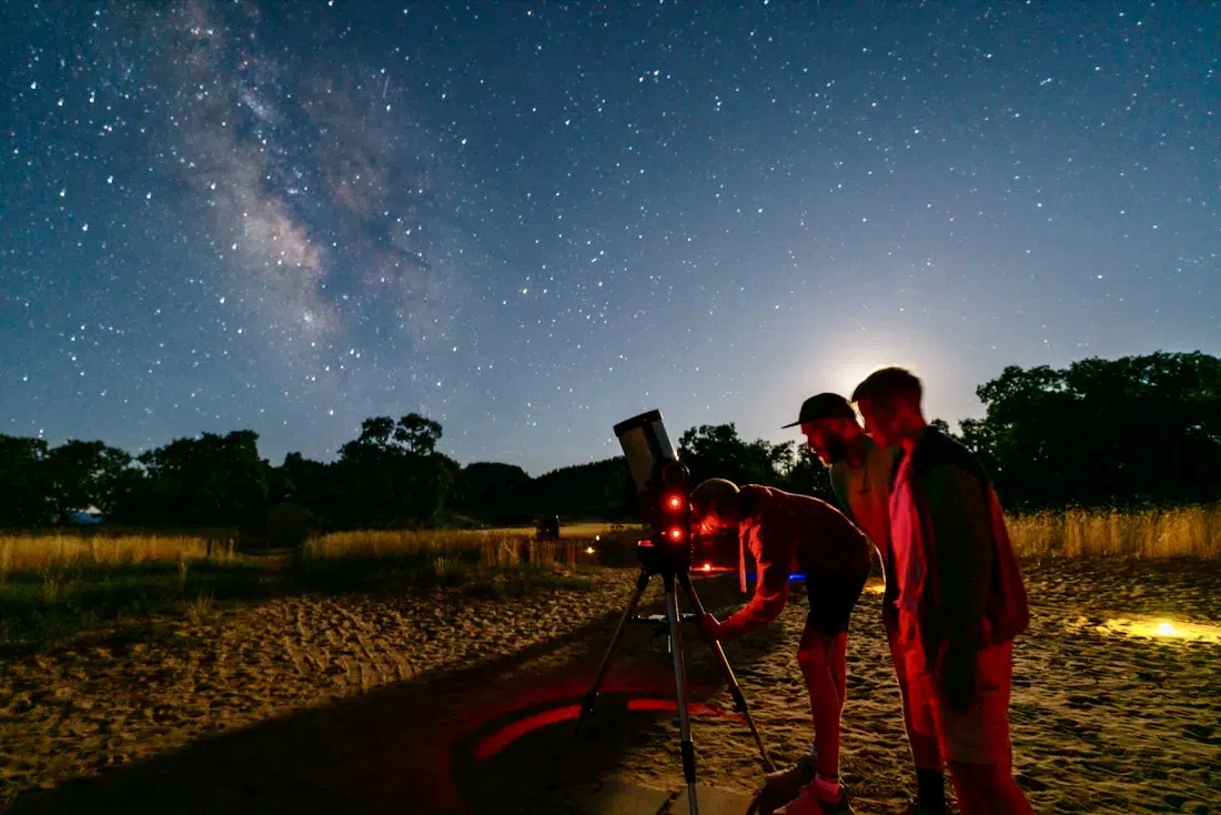 Melanie schaut durch das Teleskop beim Stargazing im Zion