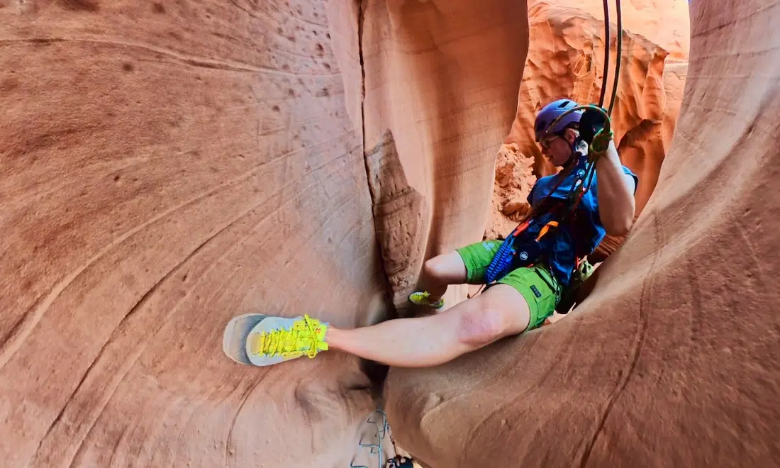Melanie seilt sich in den Antelope Via Ferrata ab