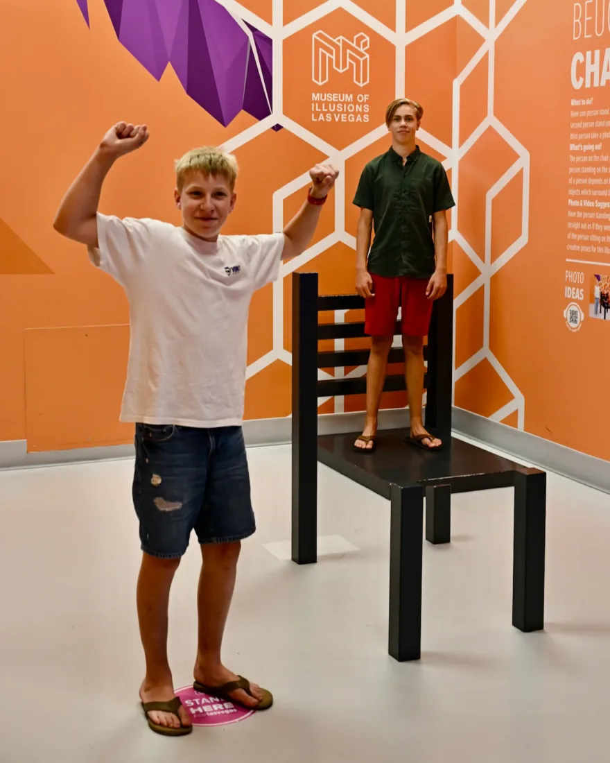 Museum of Illusion - Ben ist größer als Flo