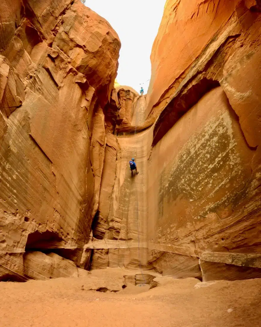 Thomas seilt sich im Antelope Canyon ab