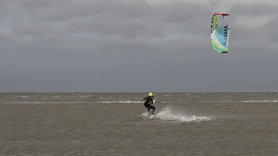 Ben beim Kitesurfen auf der Nordsee in Niedersachen Butjadingen