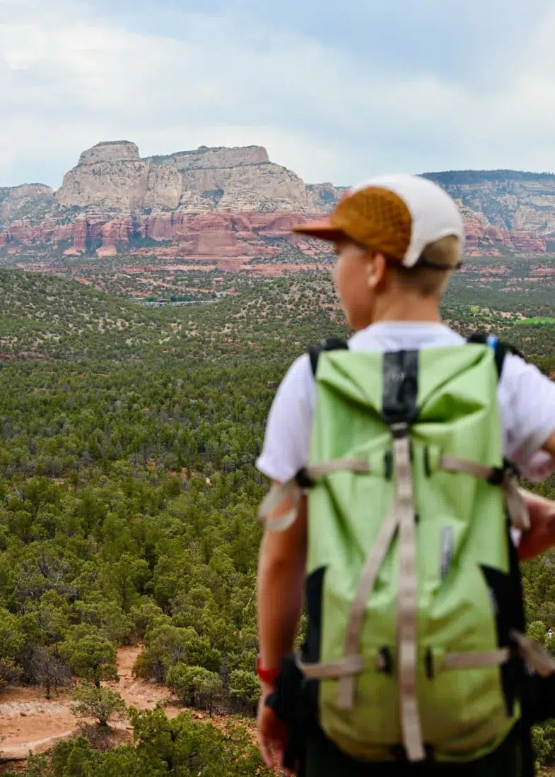 Ben blickt auf Mesa Berge im Coconino National Forest