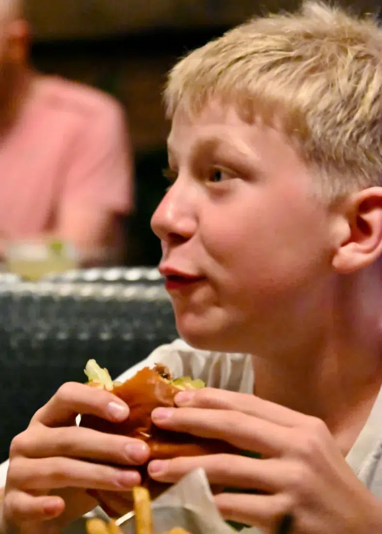 Ben isst Burger bei Javelina Cantina