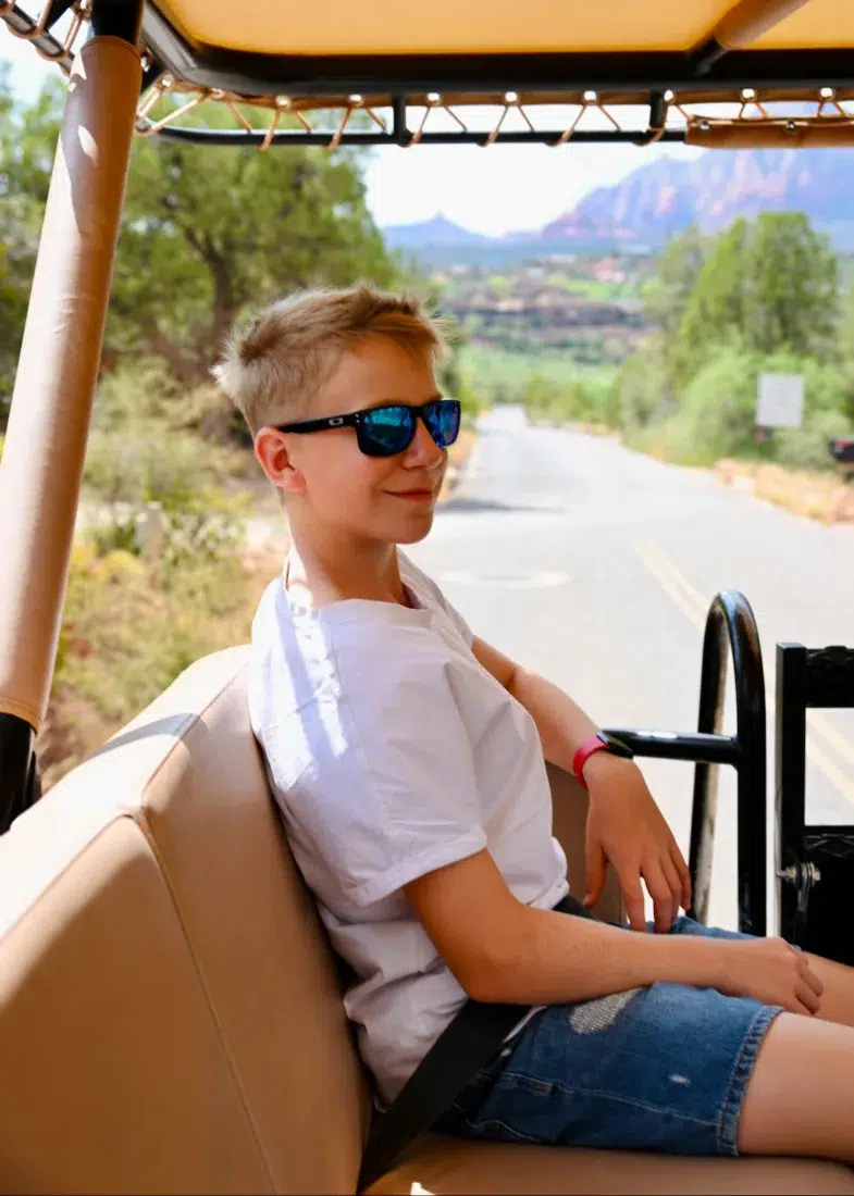 Ben sitzt im Jeep von Safari Jeep Tours