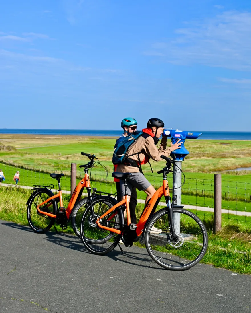 Ben und Flo auf der Fahrradtour auf Butjadingen in Niedersachsen
