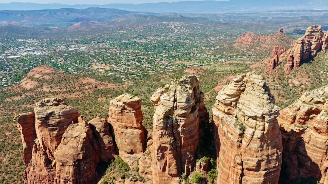 Drohnenbild von Felsformation im Coconino National Forest und Sedona