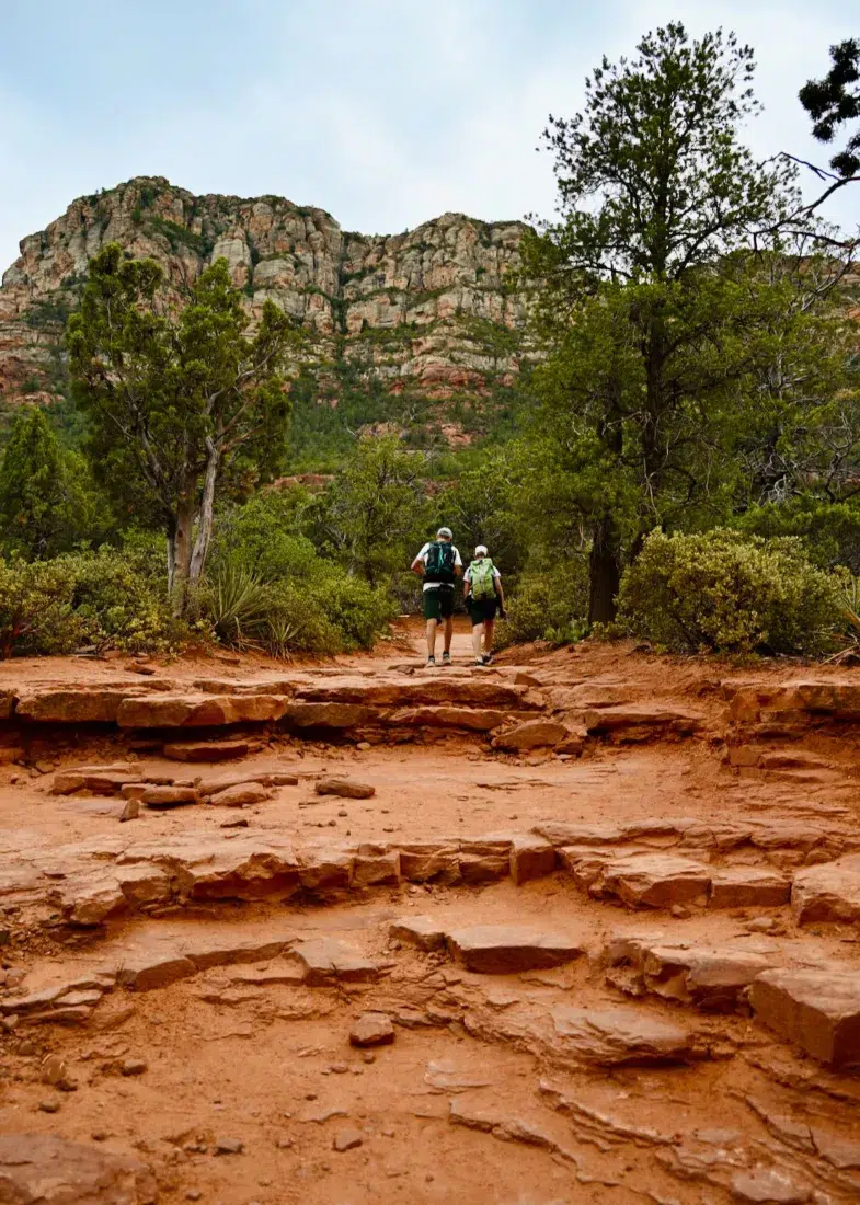 Flo und Ben auf Wanderung zur Devils Bridge im Coconino National Forest