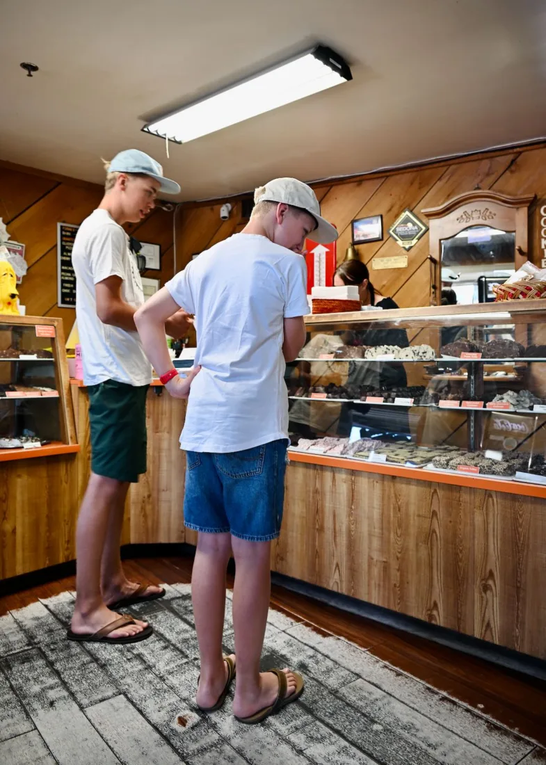 Flo und Ben in The Sedona Fudge Company