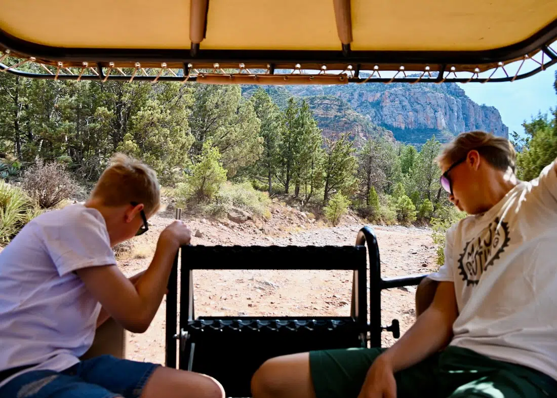 Flo und Ben sitzen im jeep von Safari Jeep Tours