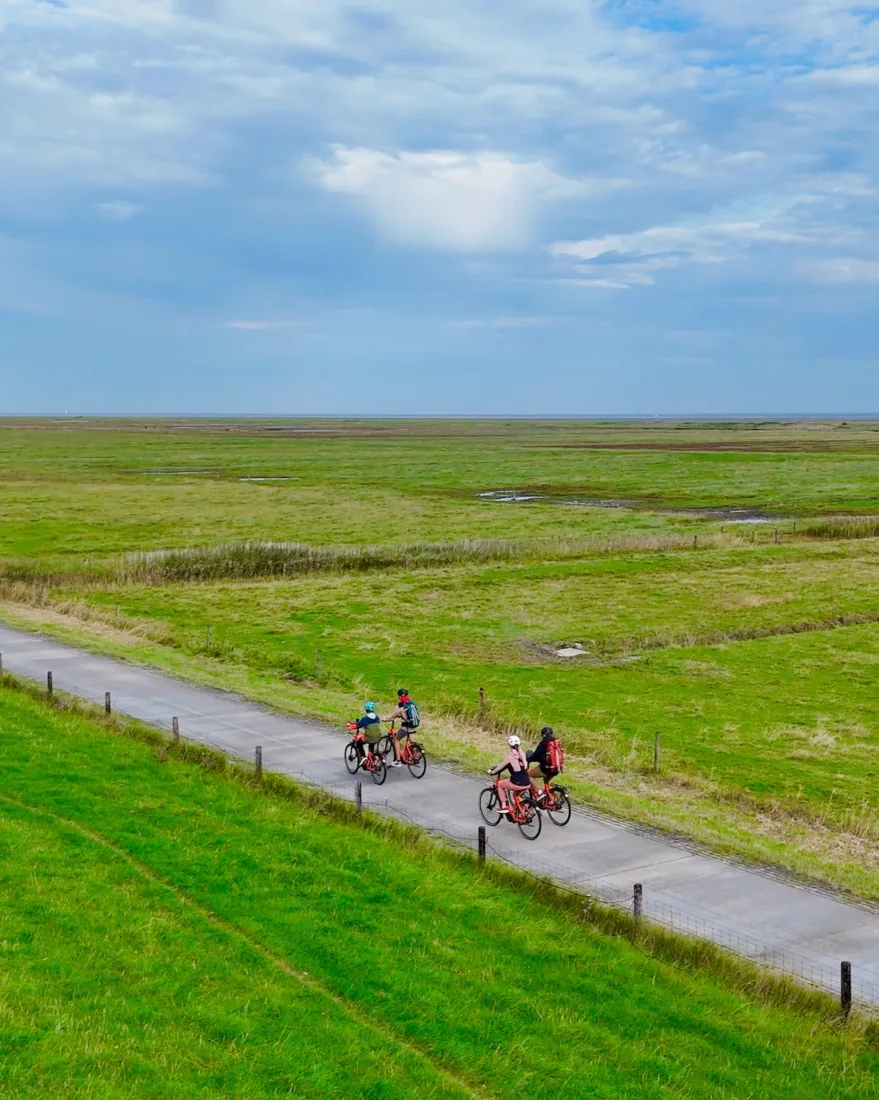 Fravely auf dem Fahrrad in Butjadingen in Niedersachsen