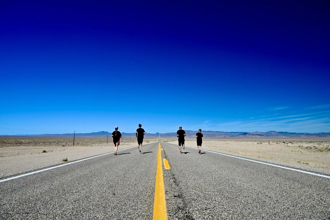 Fravely laufen auf dem Highway in Nevada
