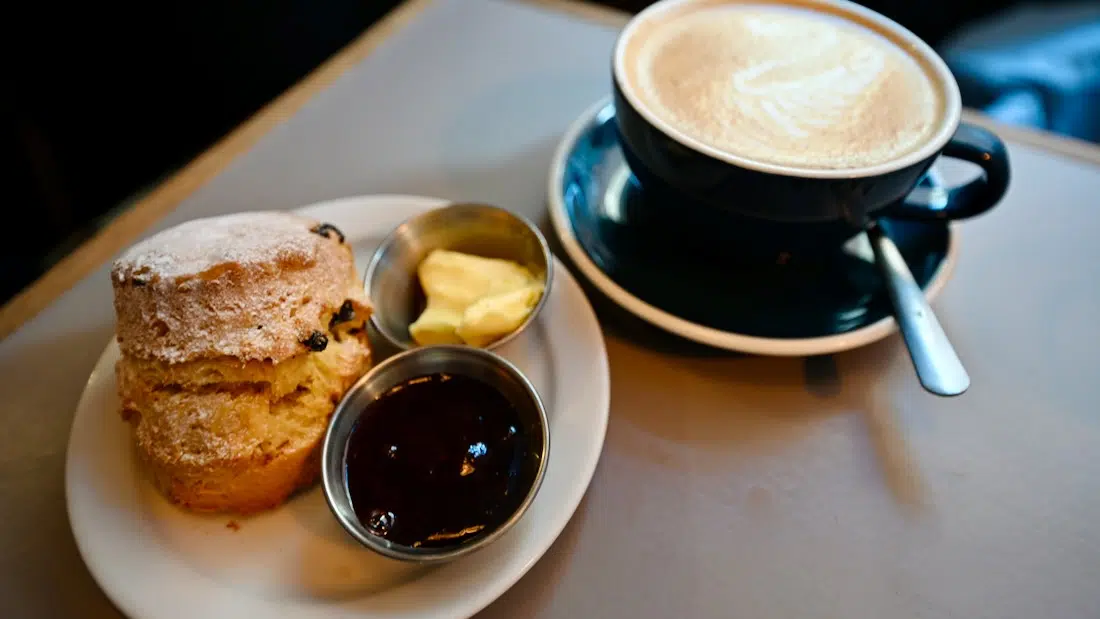 Kaffee und Scones im Marmadukes in Sheffield