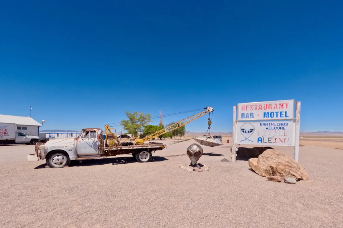 Little ALeInn in Rachel Truck schleppt Ufo ab