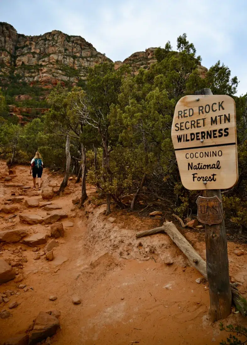 Melanie auf Wanderung zur Devils Bridge im Coconino National Forest