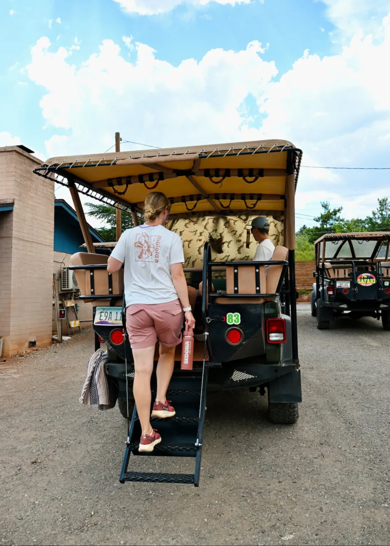 Melanie steigt in jeep von Safari Jeep Tours