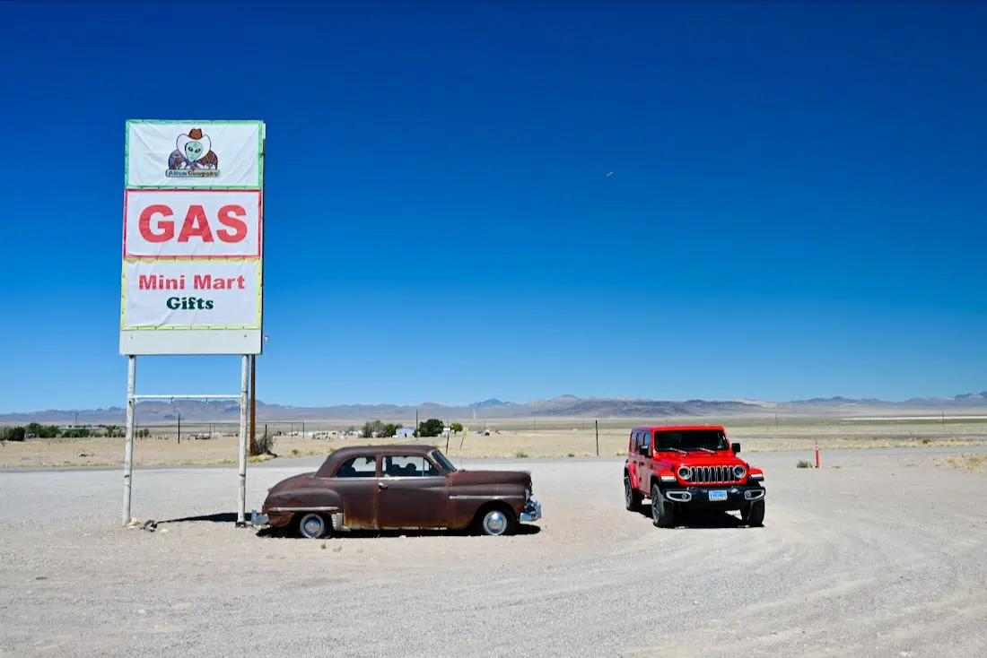 Mit dem Jeep an der Gas Station in Rachel