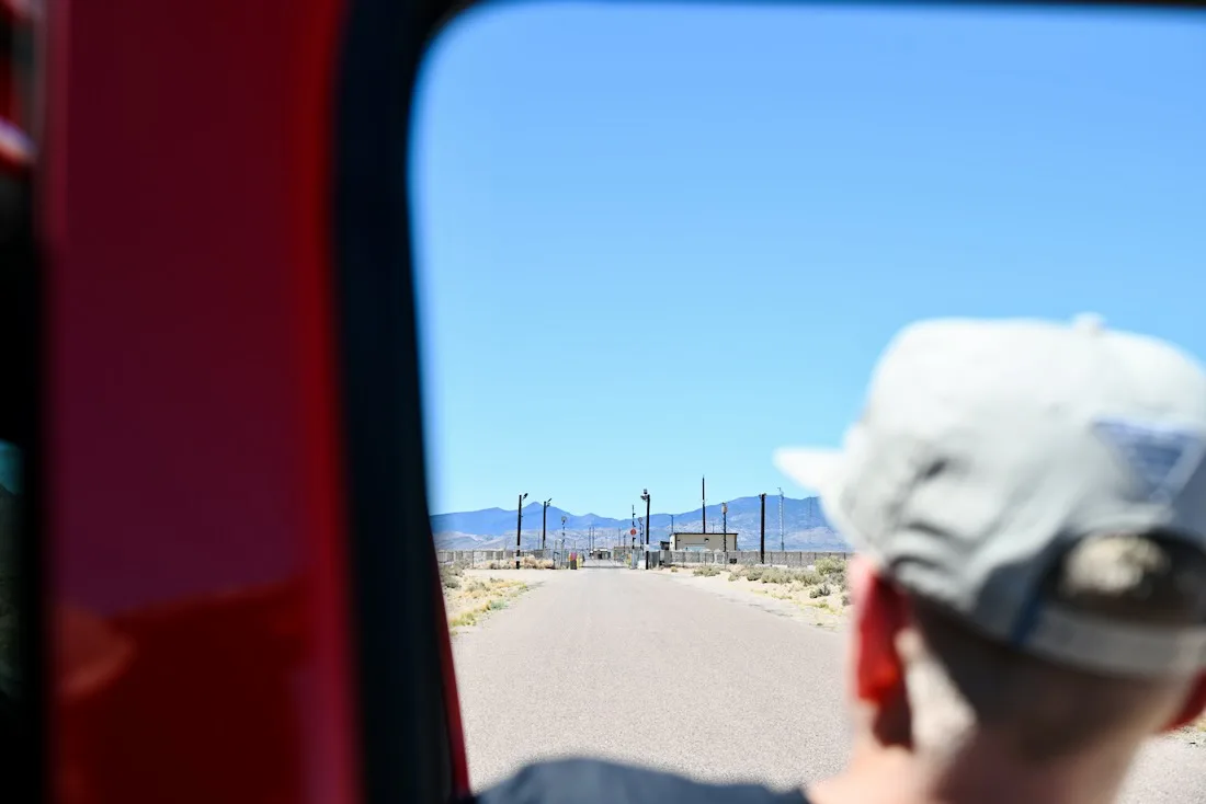 Wir stehen am Backgate der Area 51 in Nevada