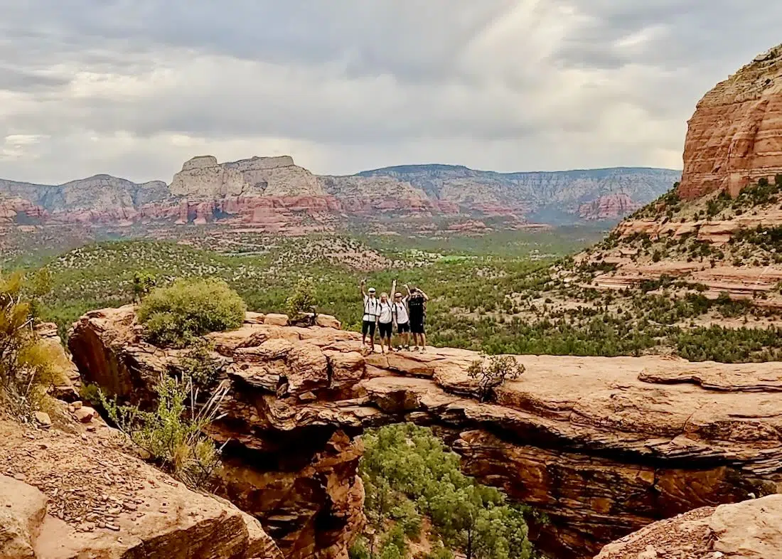 fravely auf Devils Bridge im Coconino National Forest in Arizona