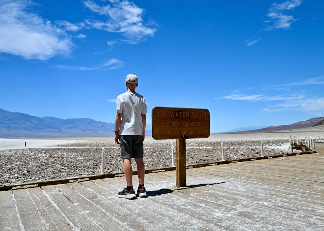 Ben bei Bad Water Basin Schild