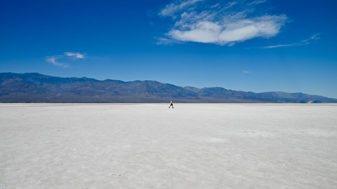 Ben bei Bad Water Basin auf Salzsee in Death Valley