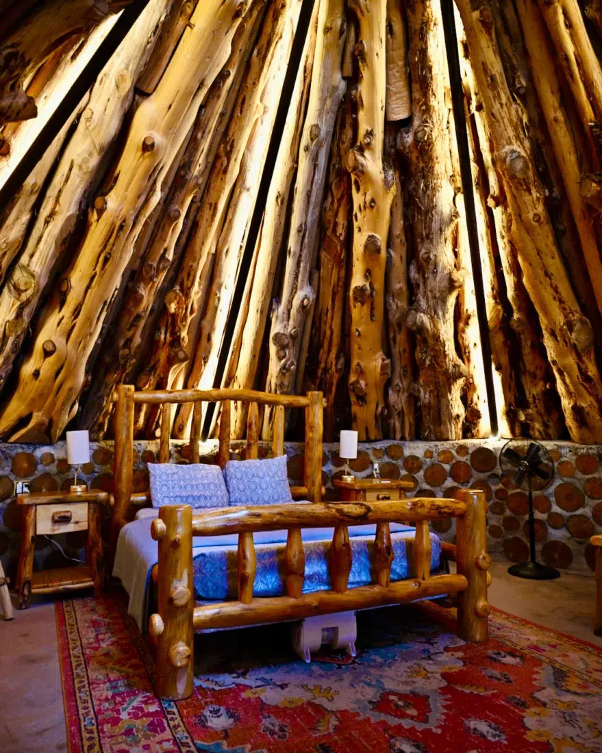 Bett im Navajo Hogan im Monument Valley