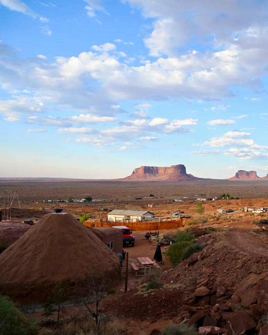 Blick auf den Hogen und das Monument Valley