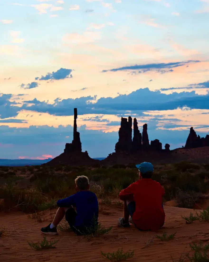 Flo und Ben beim Sonnenaufgang im Monument Valley