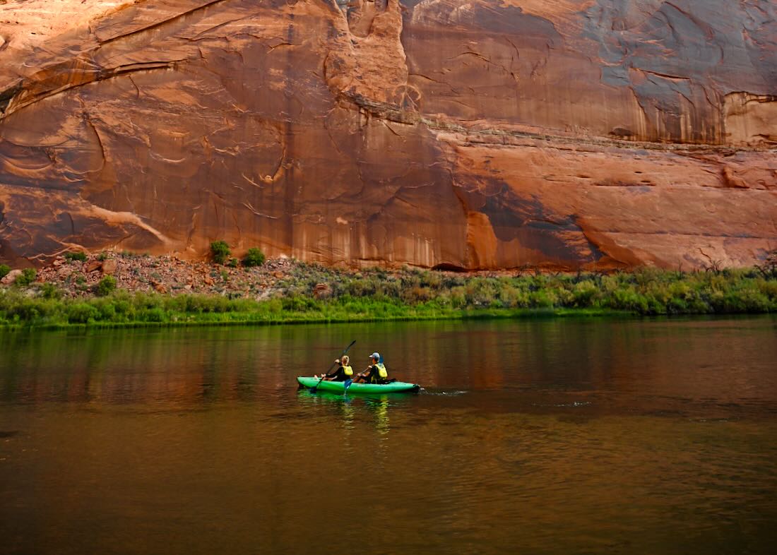 Flo und Ben paddeln im Kajak im Colorado River