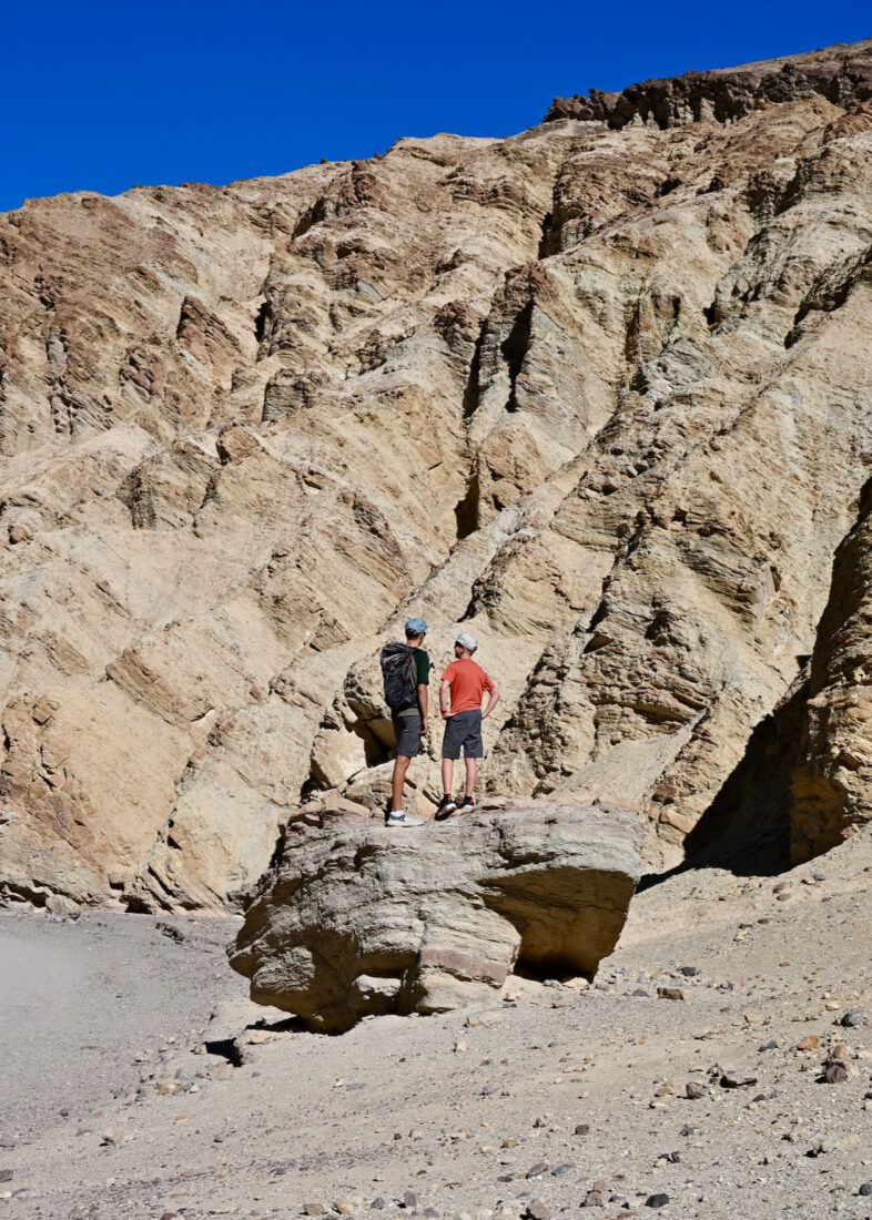 Flo und Ben stehen auf Felsen im Golden Canyon im Death Valley