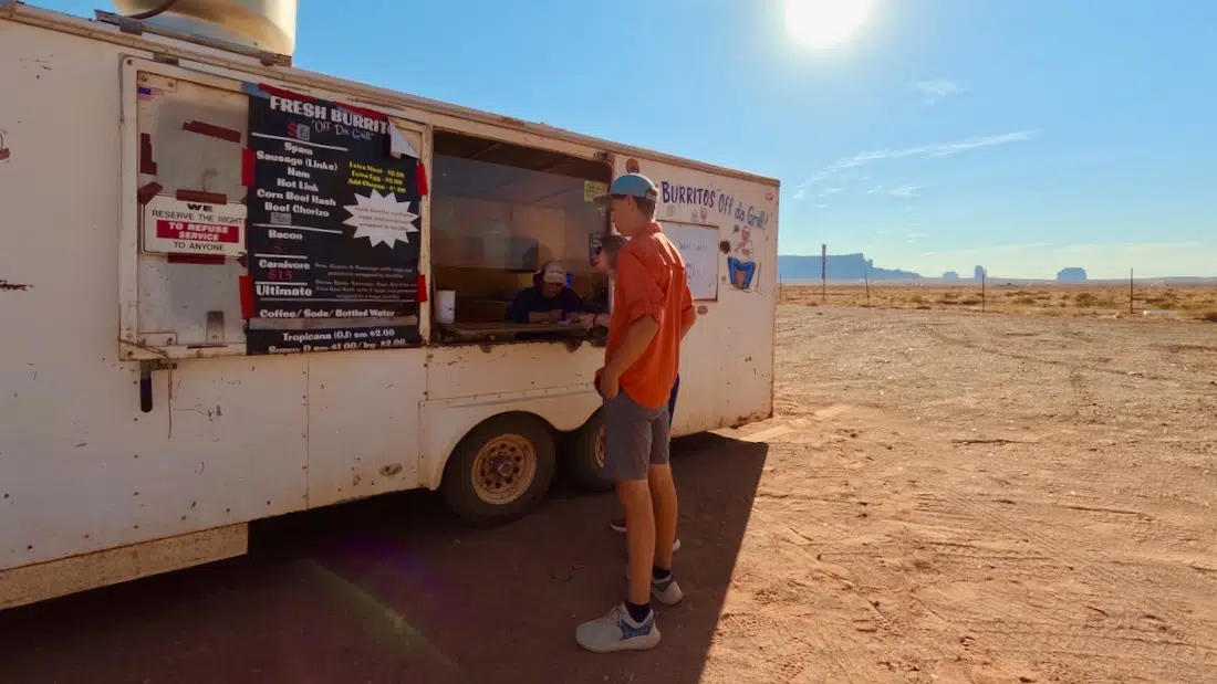 Flo und Melanie am Navajo-Burritos am Highway 163 Stand im Monument Valley