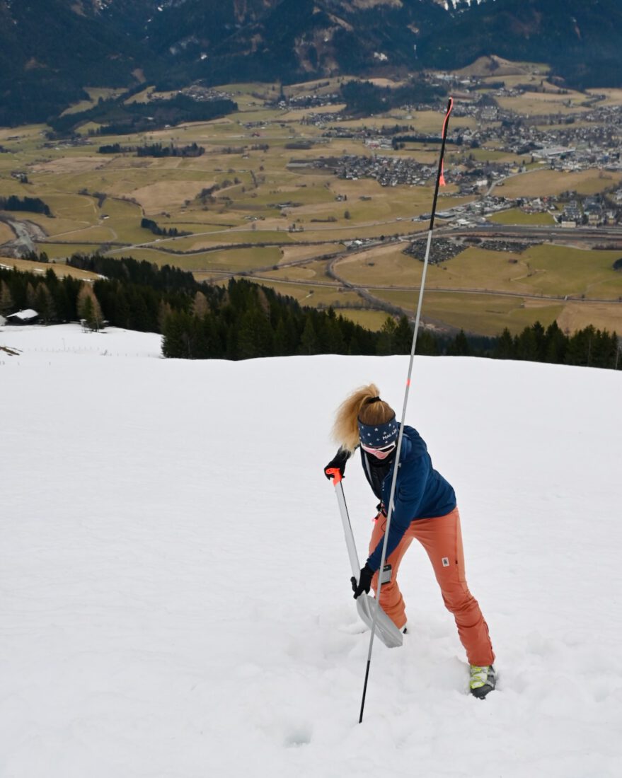 Melanie schaufelt mit dem Mammut LVS