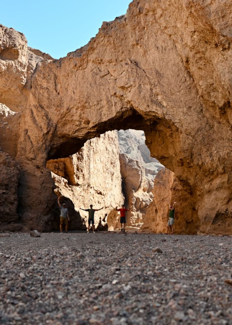 fravely bei der Natural Bridge im Death Valley