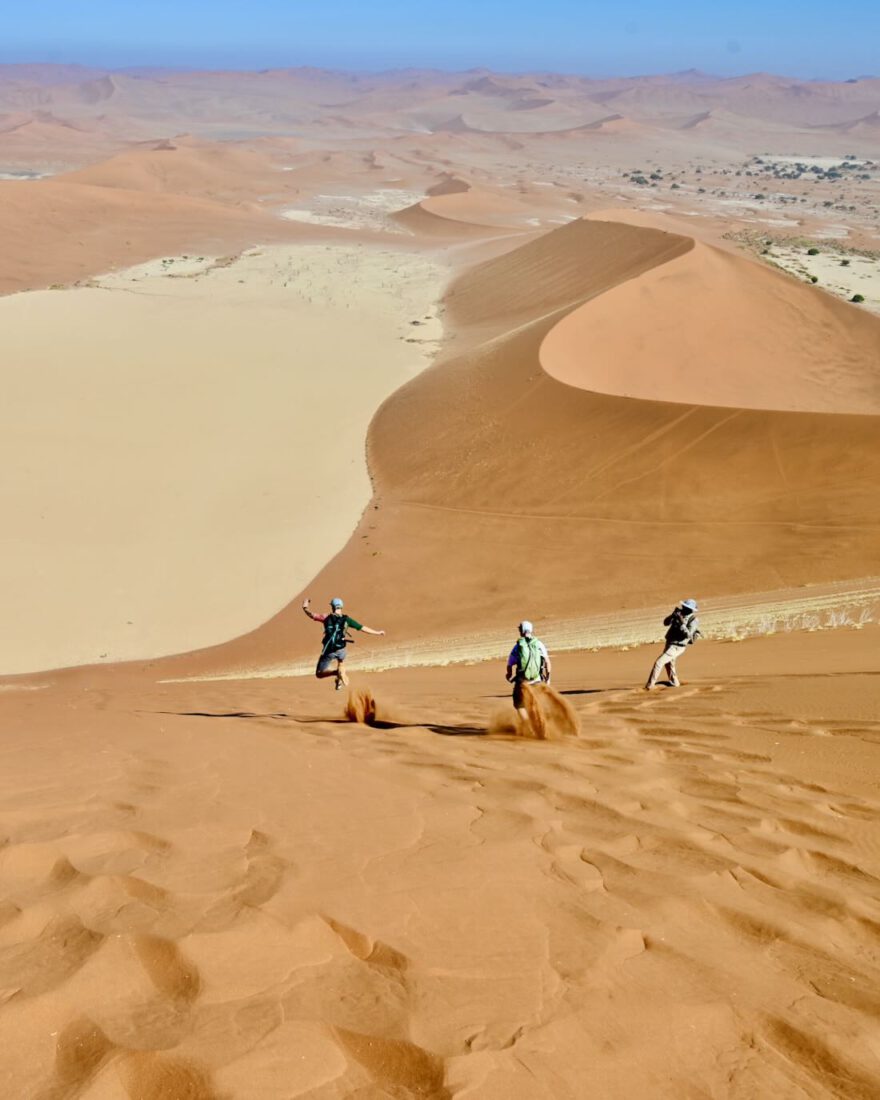 Ben und Flo rennen Big Daddy hinunter ins Dead Vlei