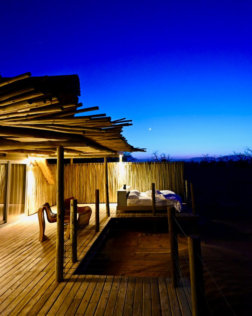 Das Outdoor Bett im Little Kulala Camp