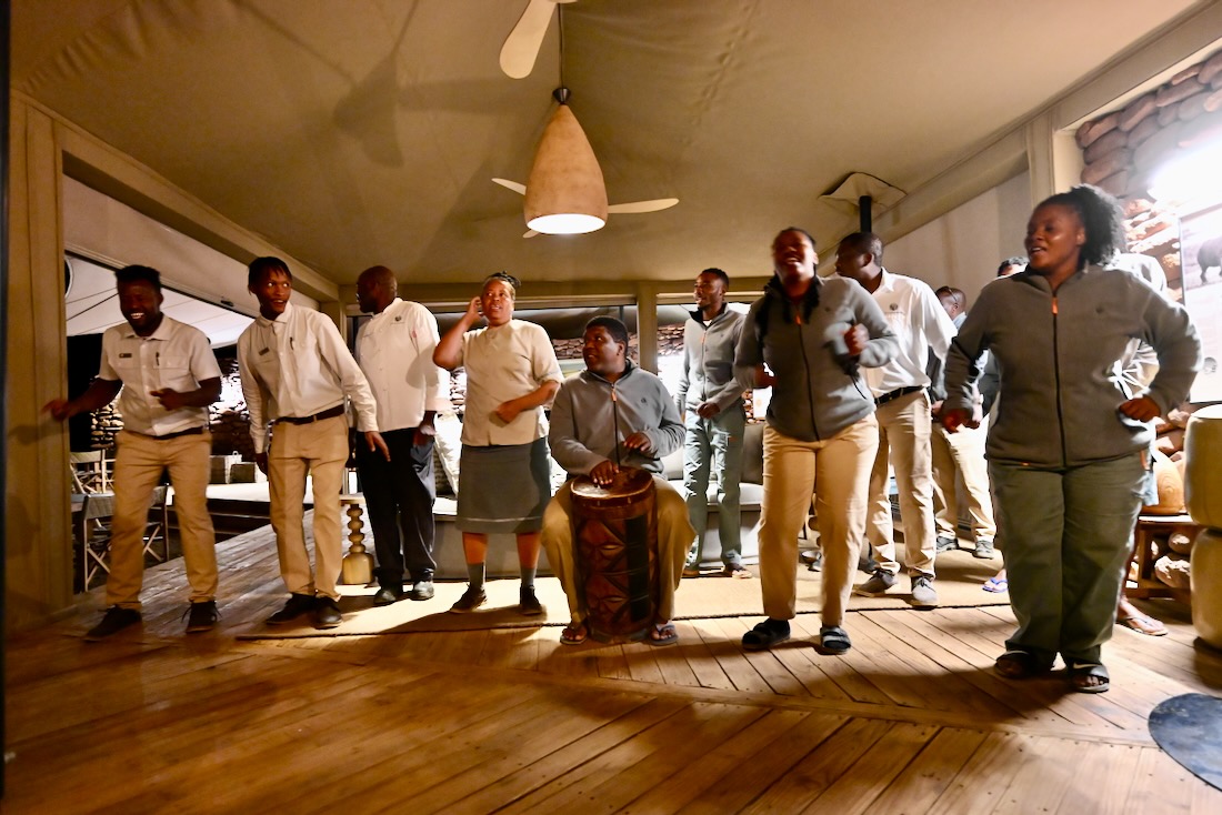 Die Crew im Desert Rhino Camp singt