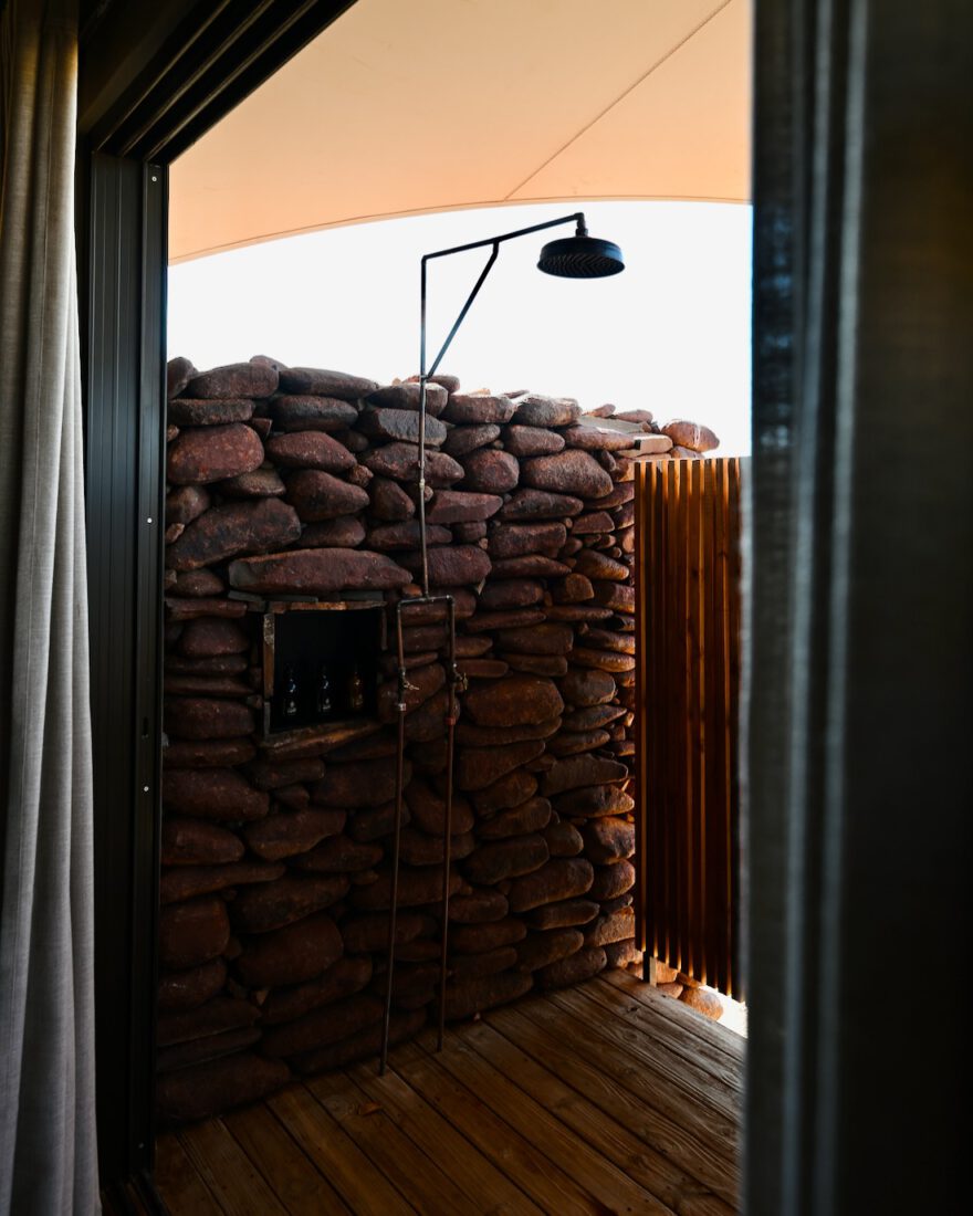 Die Outdoor Dusche im Desert Rhino Camp