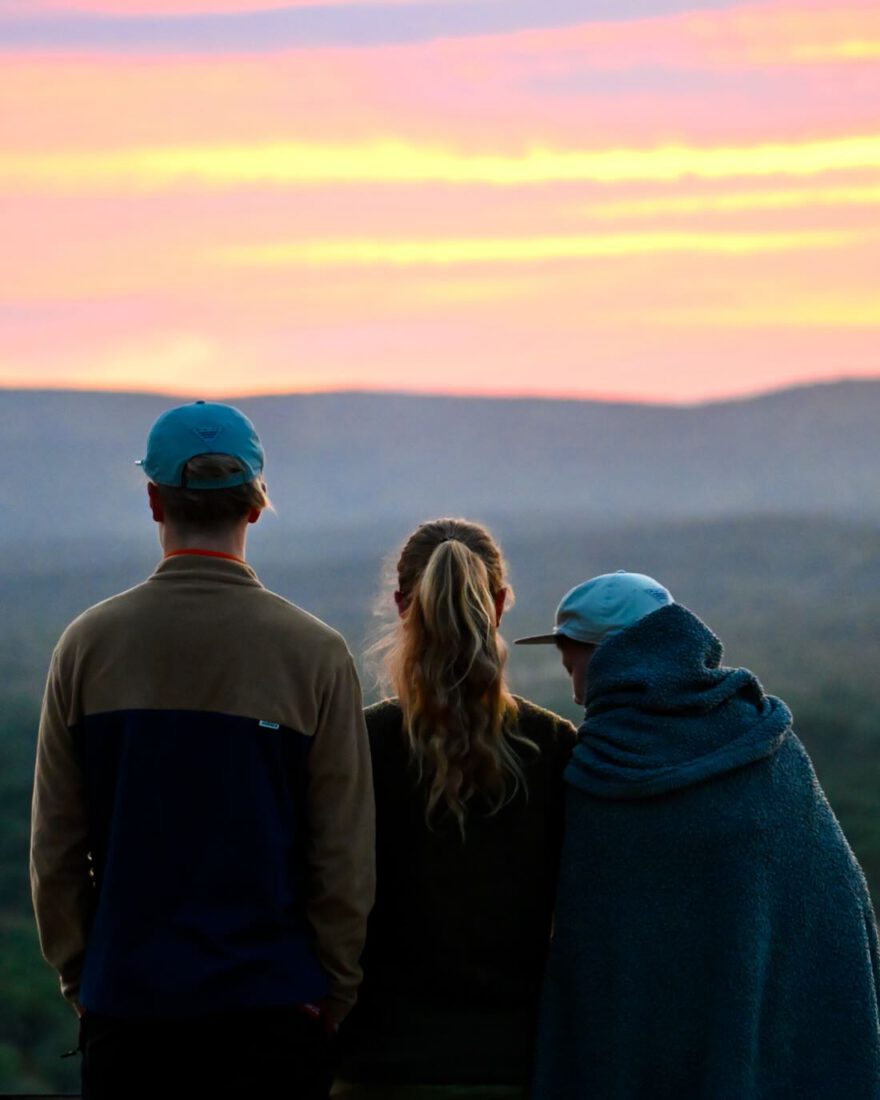 Flo, Ben und Melanie beim Sonnenaufgang bei Gamedrive vom Midgard von O&L Leisure