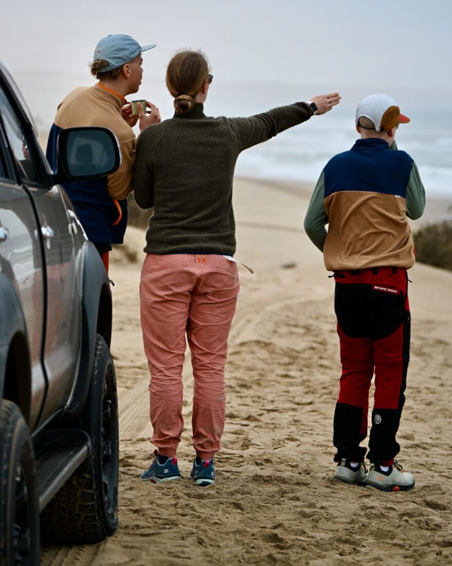 Flo, Ben und Melanie schauen auf Atlantik bei Safari Tour zur Sandwich Harbor