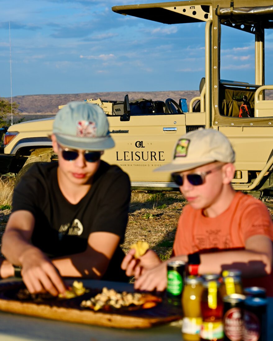 Flo und Ben beim Sonnenuntergang im Midgard in Namibia