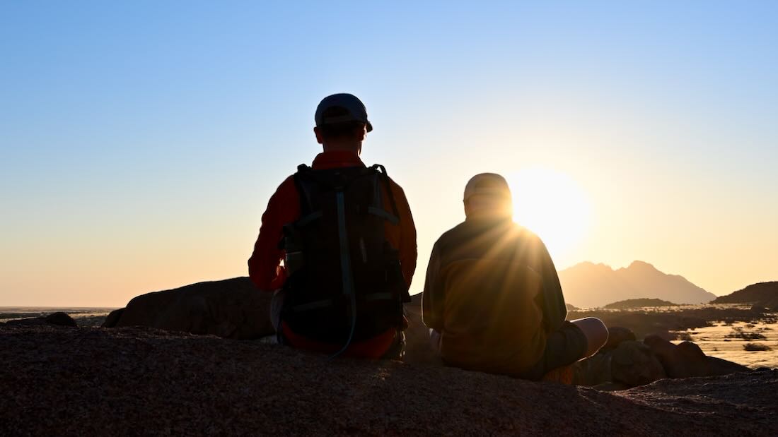 Flo und Ben bestaunen Sonnenuntergang bei Spitzkoppe