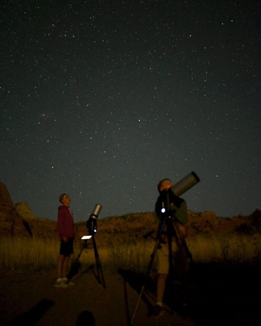 Flo und Ben schauen in die Stern beim Stargazing im Zion