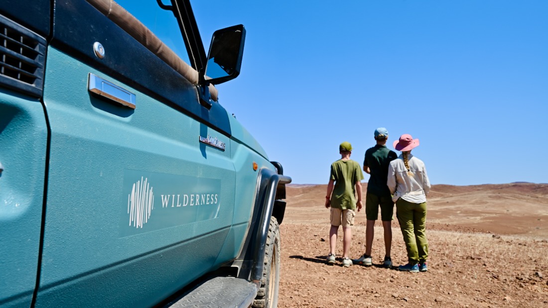 Fravely am Safari-Auto im Desert Rhino Camp