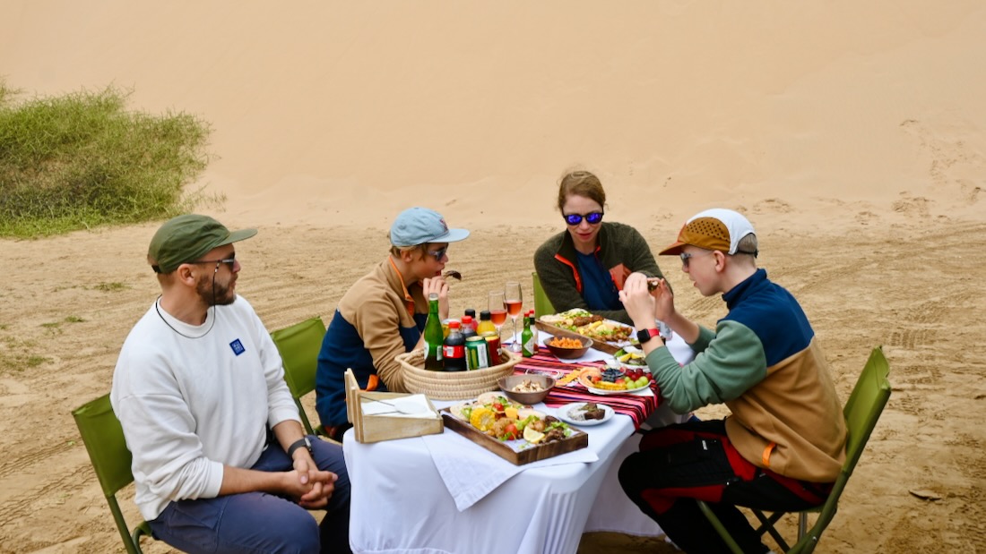 Fravely beim Picknick in den Dünen am Sandwich Harbour