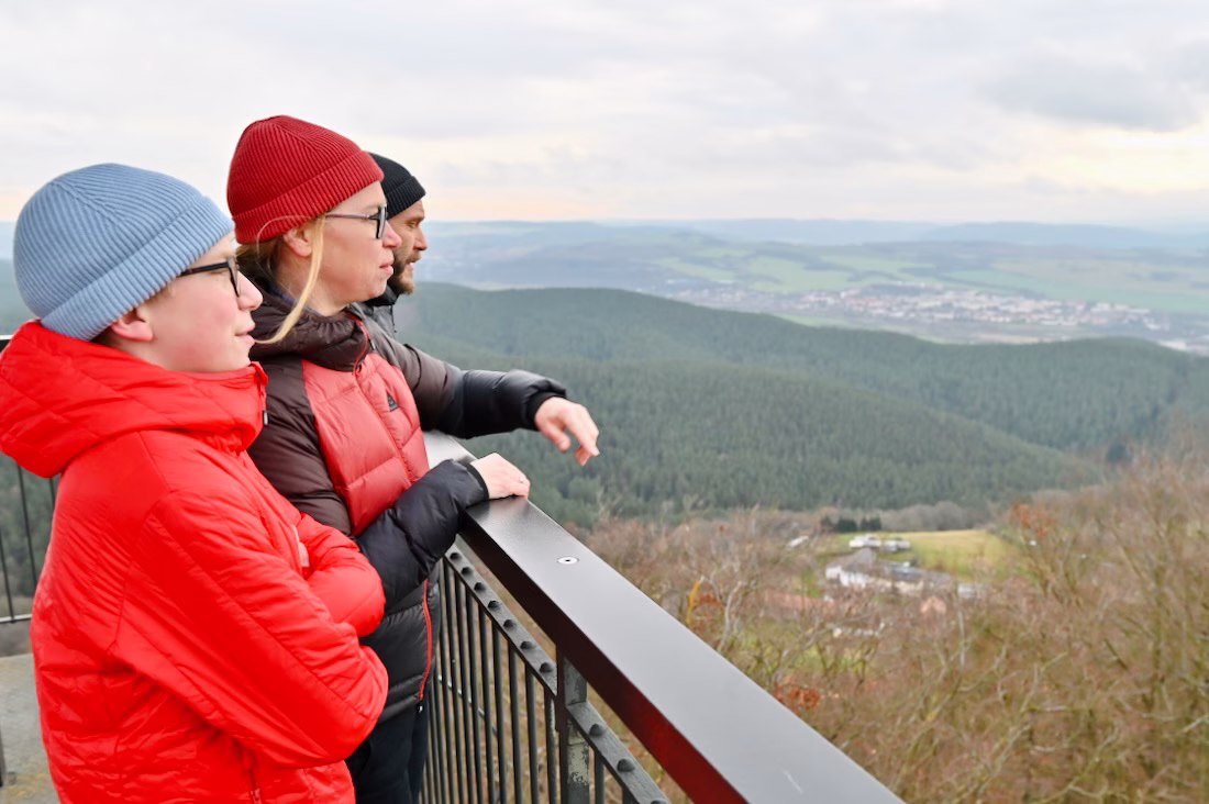 Fravely blicken vom Kulmbergturm nach Saalfeld im Thueringer Wald
