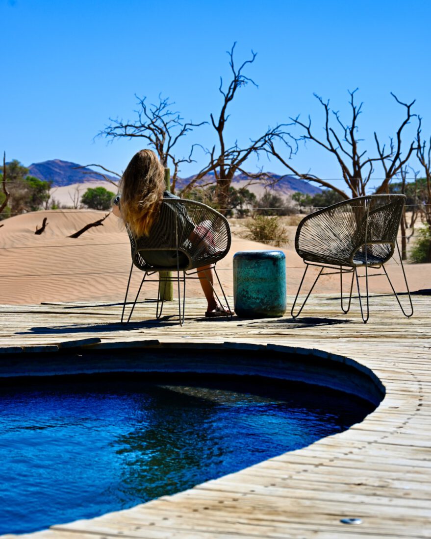 Melanie am Pool vom Little Kulala Camp von Wilderness