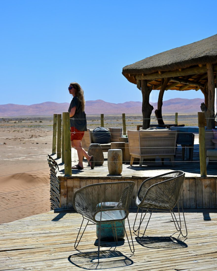 Melanie auf der Terasse des Little Kulala Camps