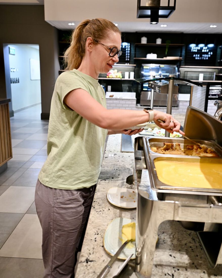 Melanie beim Buffet vom Midgard von O&L Leisure