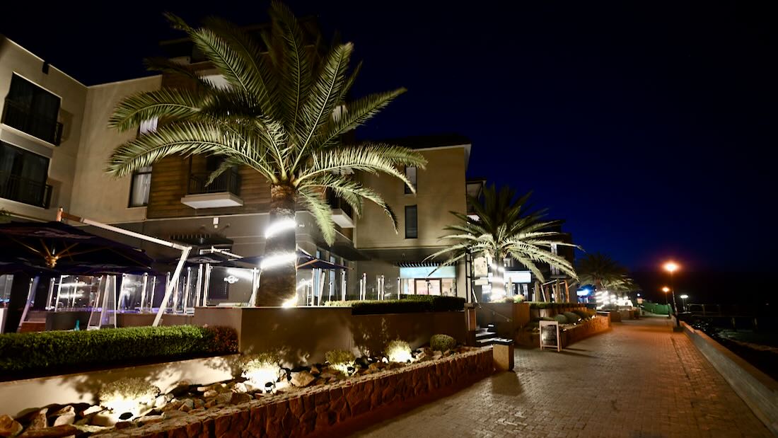 Strandhotel Swakopmund von O&L Leisure bei Nacht
