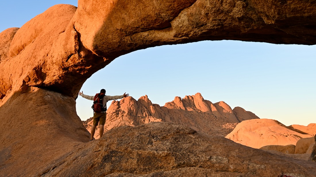 Thomas im Arch Rock an der Spitzkoppe in Namibia